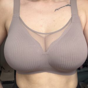 Bezešvá podprsenka Magnolia s jemným strukturovaným vzorem